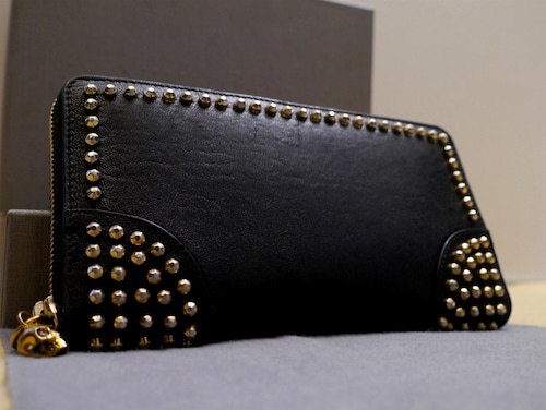 9万★Alexander McQueen アレキサンダーマックイーン スタッズxスカルチャーム ラウンドジップ レザー 長財布★ インパクト大のレアモデル