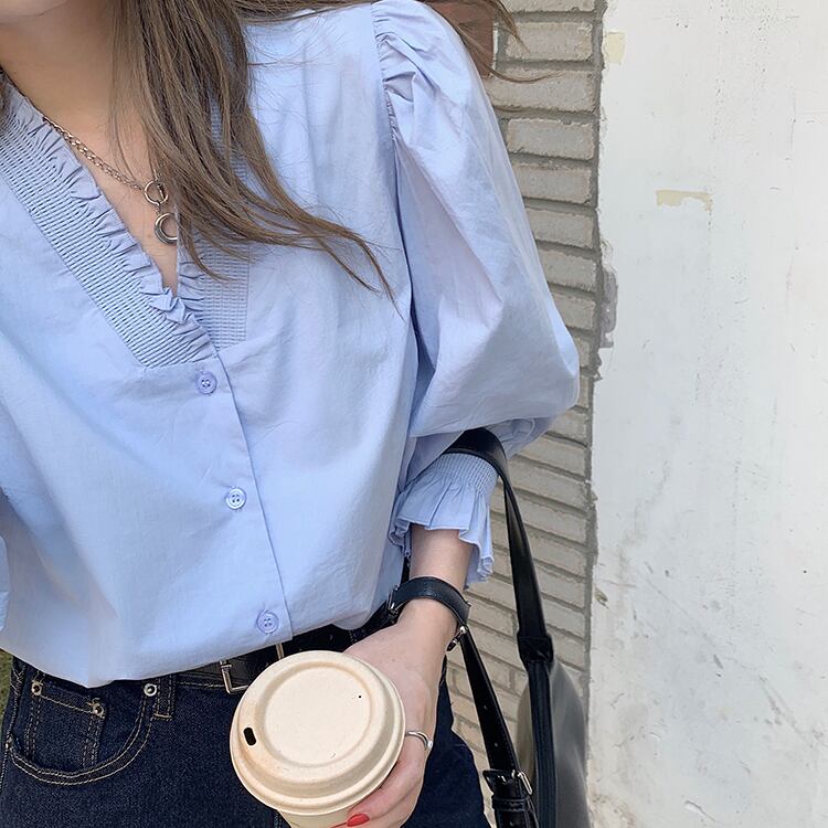 トップス レディース ブラウス シャツ 袖あり 長袖 ボリューム袖 パフスリーブ Vネック 前開き 綿 かわいい 大人可愛い きれいめ シンプル 上品 エレガント 清楚 おしゃれ 綺麗 お嬢様 フォーマル おとな ナチュラル こなれ感 ラブリー キュート 爽やか 無地 オフィス ビジネス OL 通勤 学生 通学 デート お出かけ S M L XL ホワイト 白 ブルー 水色 春 秋 誕生日 食事会 入学式 卒業式 二次会 10代 20代 30代 40代 ママ 韓国系 着回し 普段使い 楽ちん 送料無料