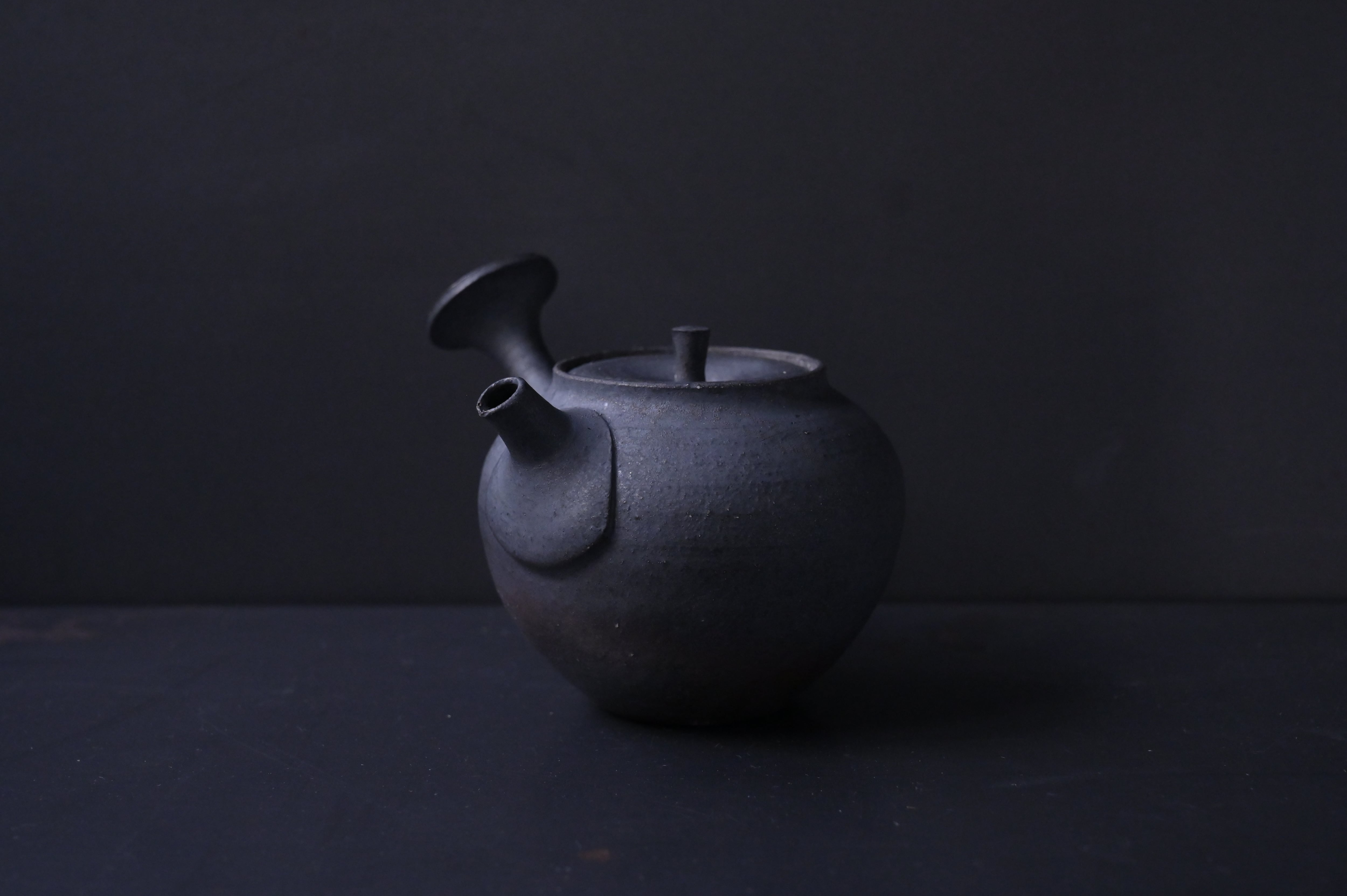 山崎さおり 左利き黒釉急須 | 鎌倉倶楽部 茶寮