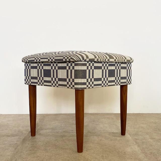 Foot stool with Johanna Gullichsen Doris / CH112