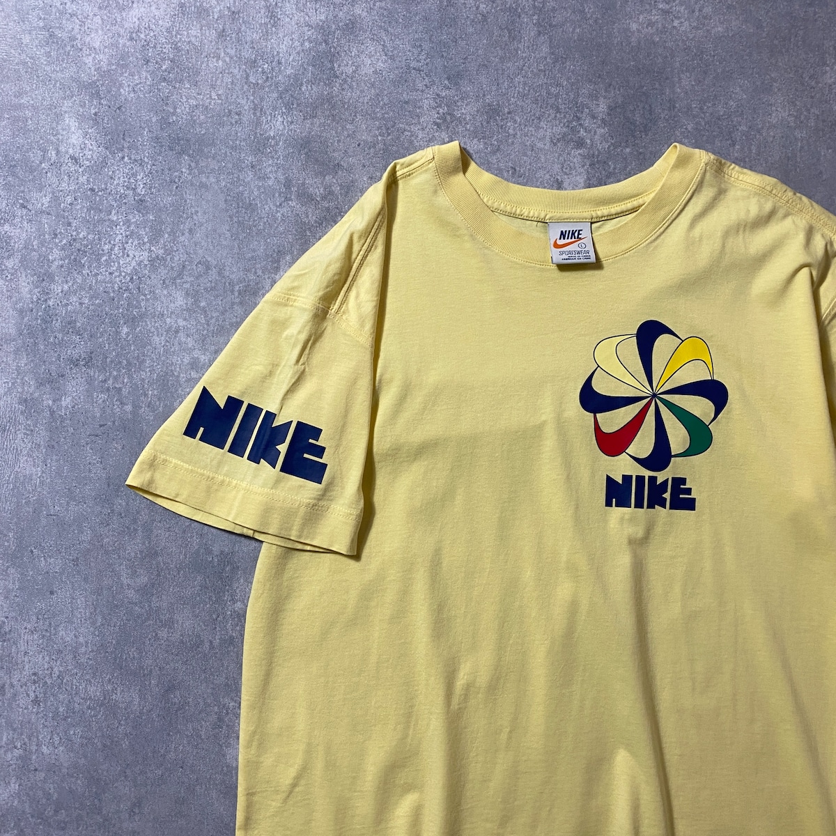 NIKE 風車ナイキ×ゴツナイキ プリントロゴ イエロー Tシャツ - Main Image
