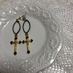 シンプルなクロスのピアス