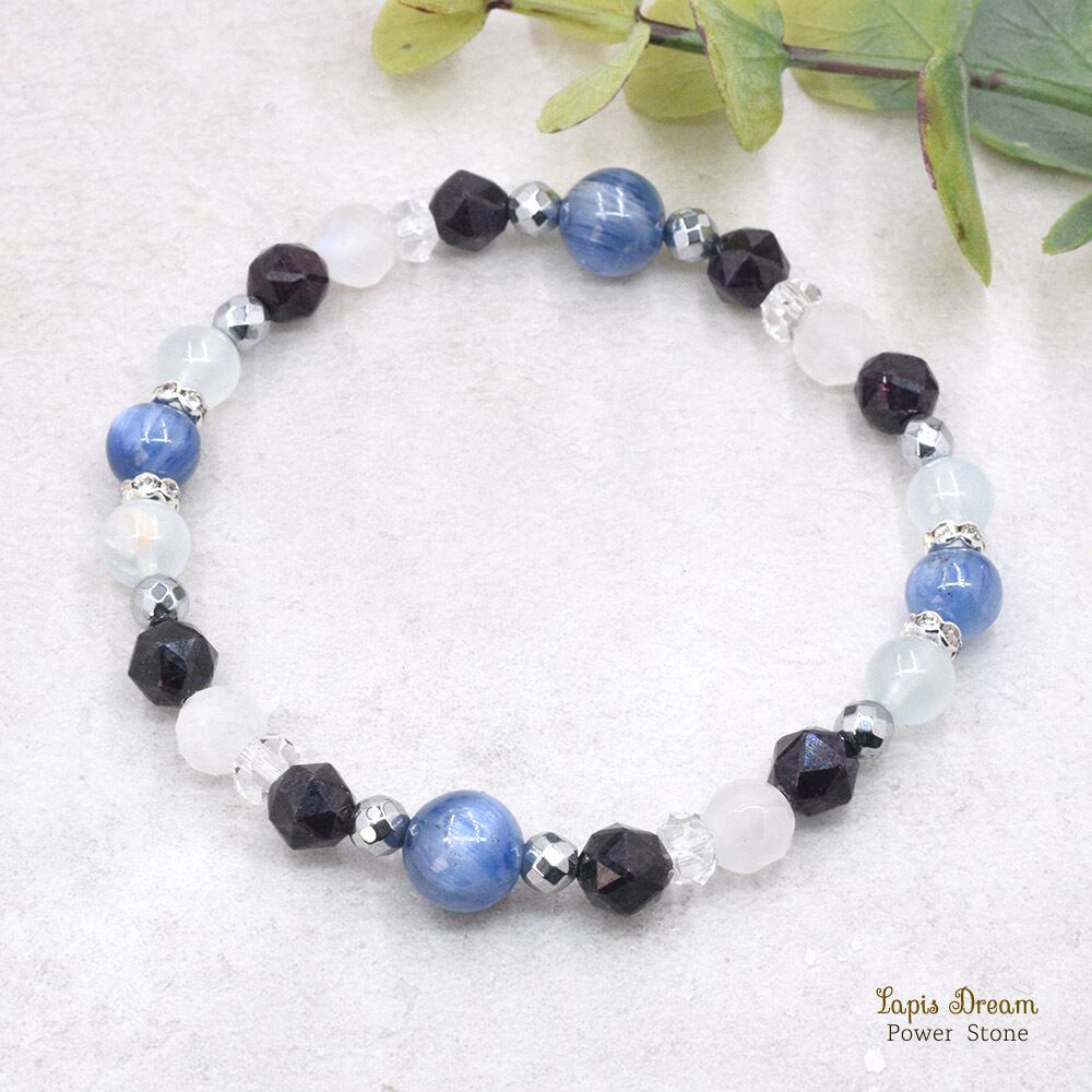 心を強くして、願いを叶えるお守り | カイヤナイト、ガーネットのパワーストーン ブレスレット