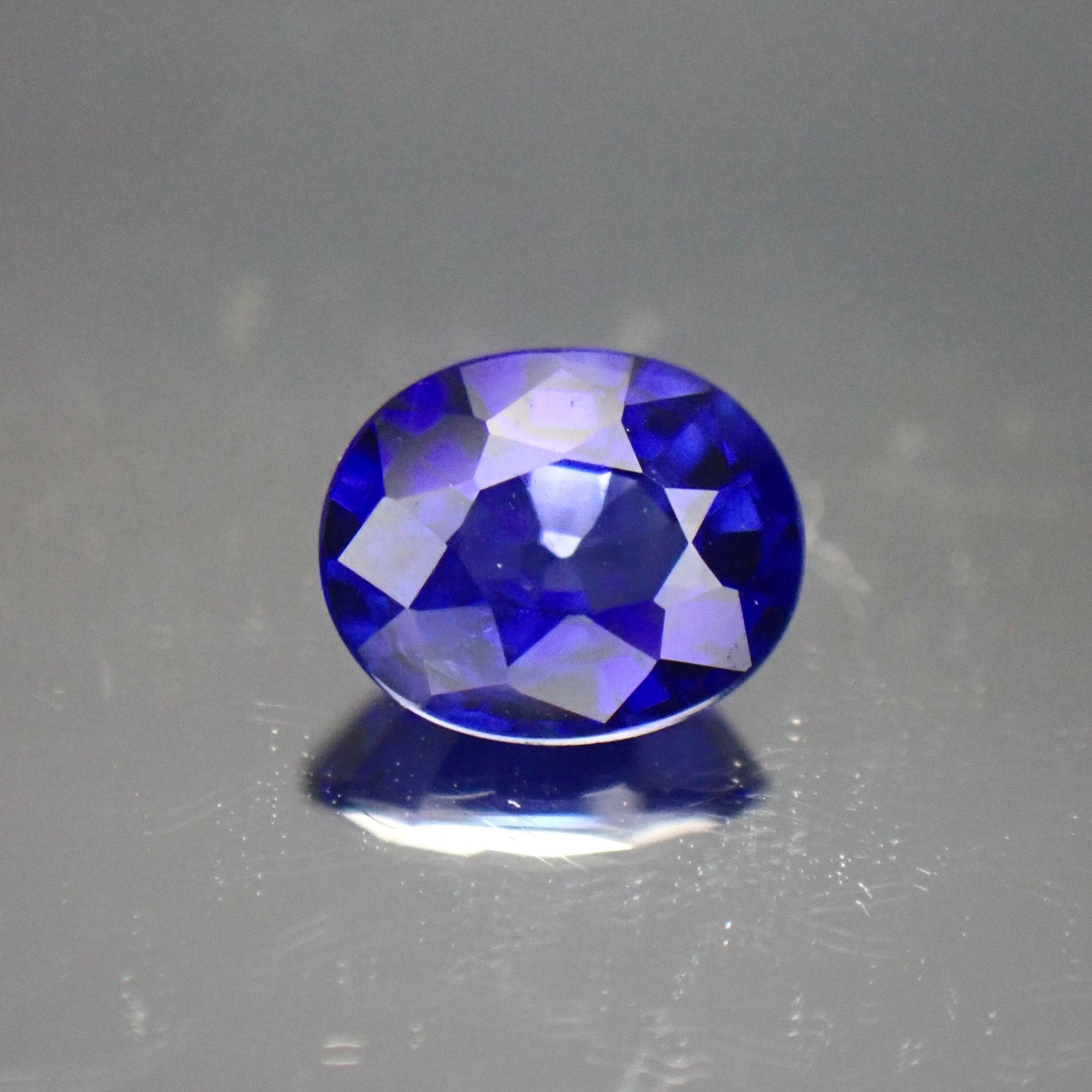 青の深淵が誘う、静謐な輝き 0.52ct 天然ロイヤルブルーサファイア