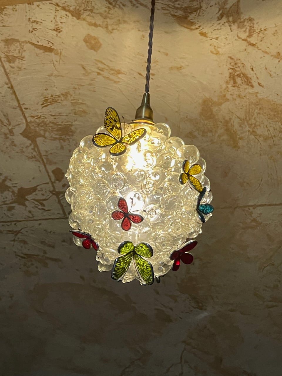 蝶の生まれるところ（ガラスの吊りランプ）（ペンダントライト） 01010041