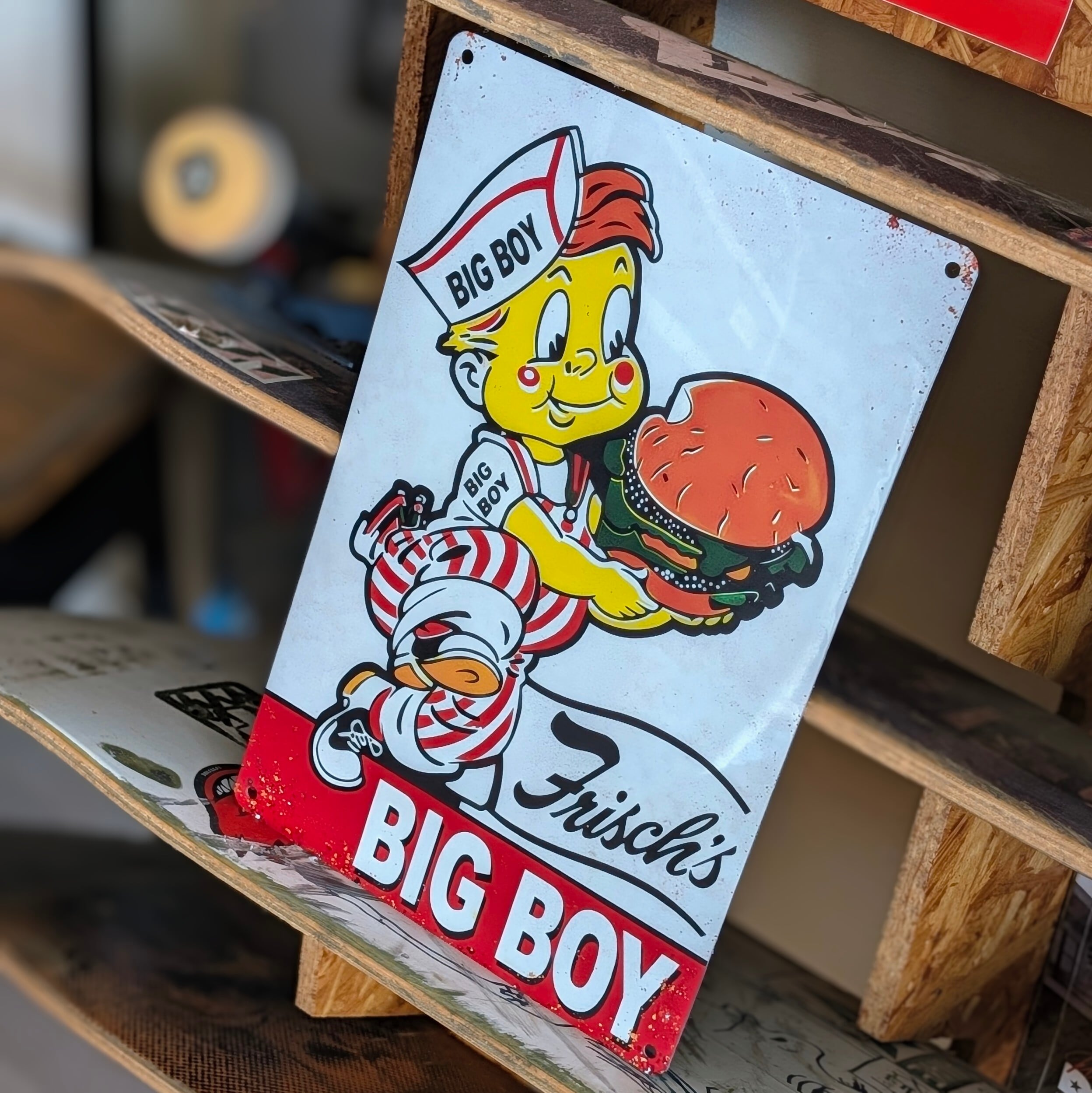 送料無料！ちょうどいいブリキ看板 【 ビッグボーイ（Big Boy）】『 イーストコースト・ビッグボーイ Frisch's 』 METAL SIGN / メタルサイン / ブリキ看板 / サインボード / ビンテージ加工〚アメリカン雑貨 アメトイ〛