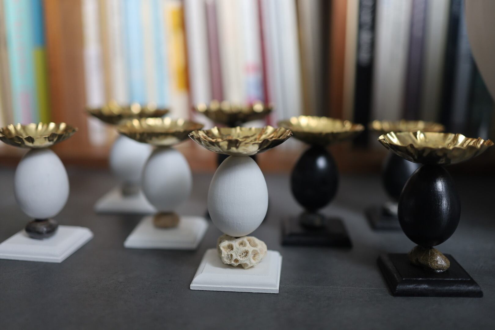 石と卵と真鍮の飾り台 / Sサイズ