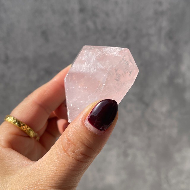 ブラジル・バイーア州産 ローズクォーツ ポリッシュ｜結晶の塊感が残る一点もの