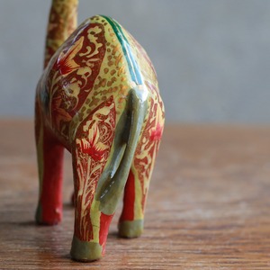 鮮やかな模様が美しい、木製のラクダ 2