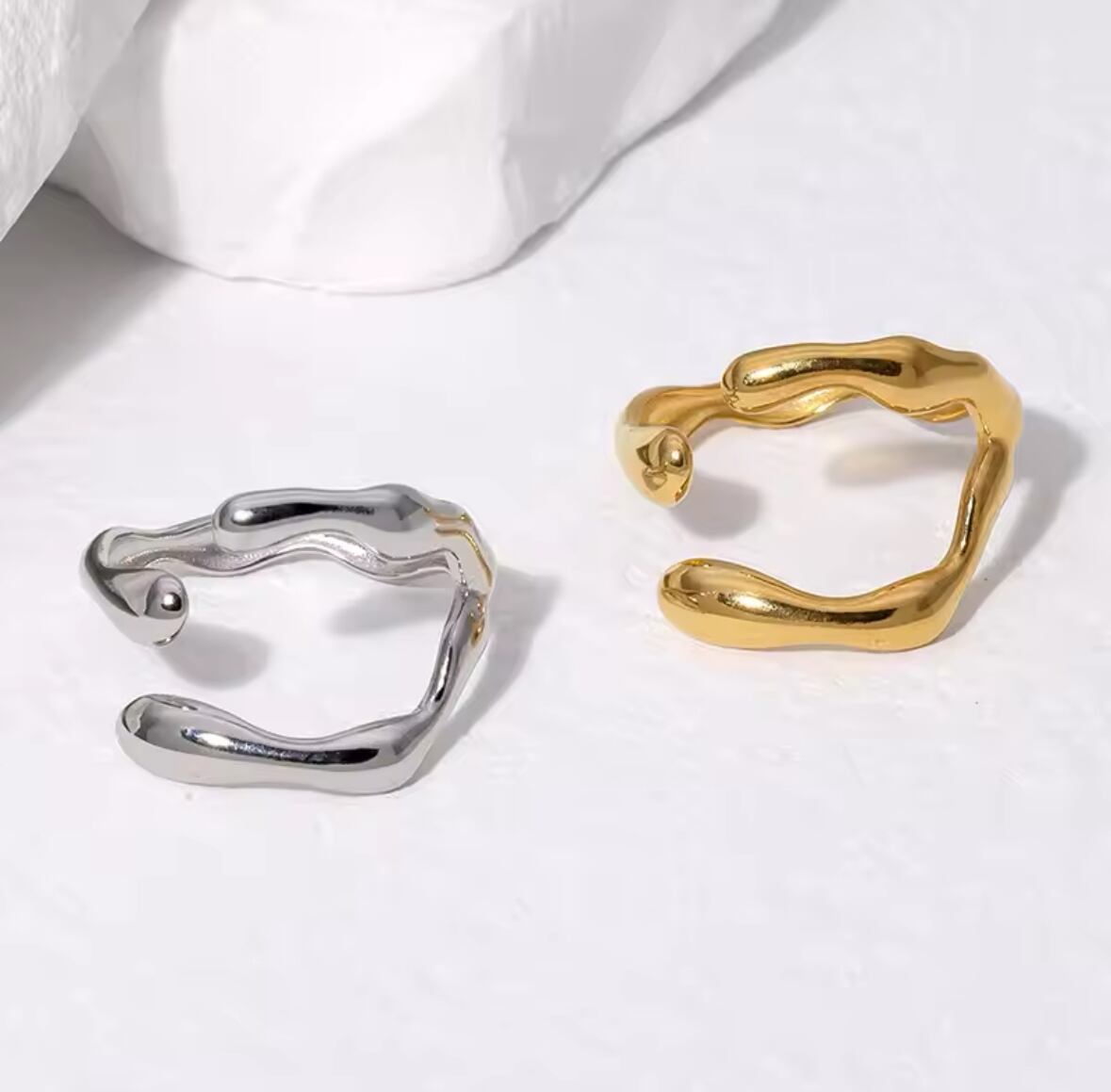 金アレ対応 幾何学デザインうねうねオープンリング(0749)