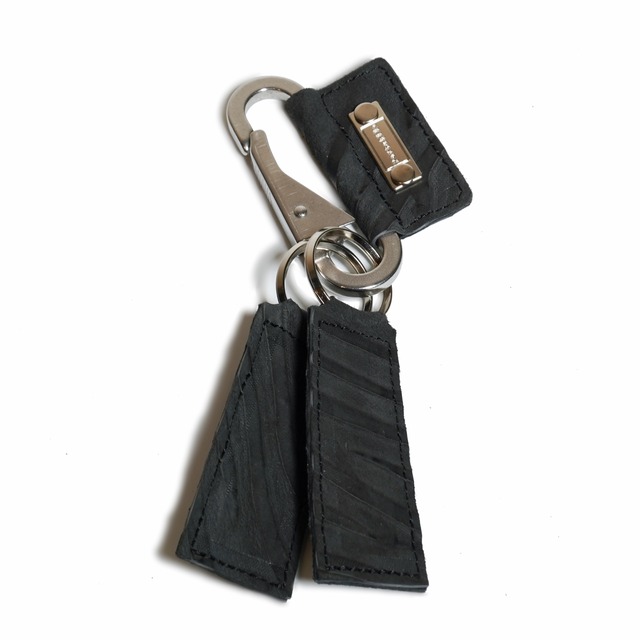 GP21_carabiner key holder_RANDOM HORSE BUTT_BORDER1