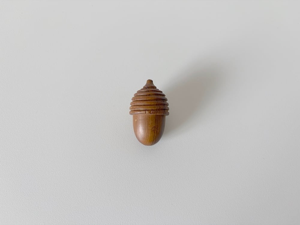 【FRANCE】手にすっぽりと収まる、木製のどんぐりのアートピース / A wooden acorn art piece that fits perfectly in the palm of your hand.