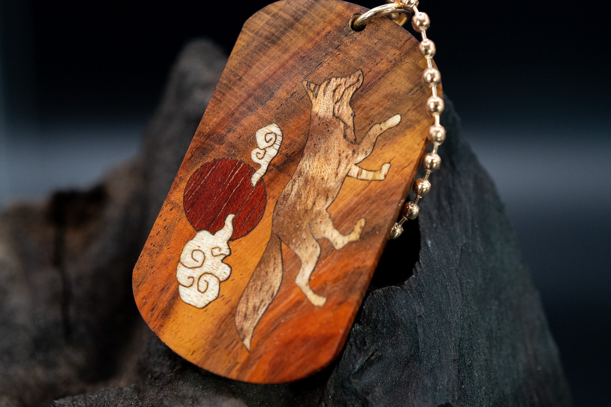 【21世紀最高峰の材】サイアミーズローズウッド マイクロカーリー ドッグタグ 象嵌 十五夜きつね