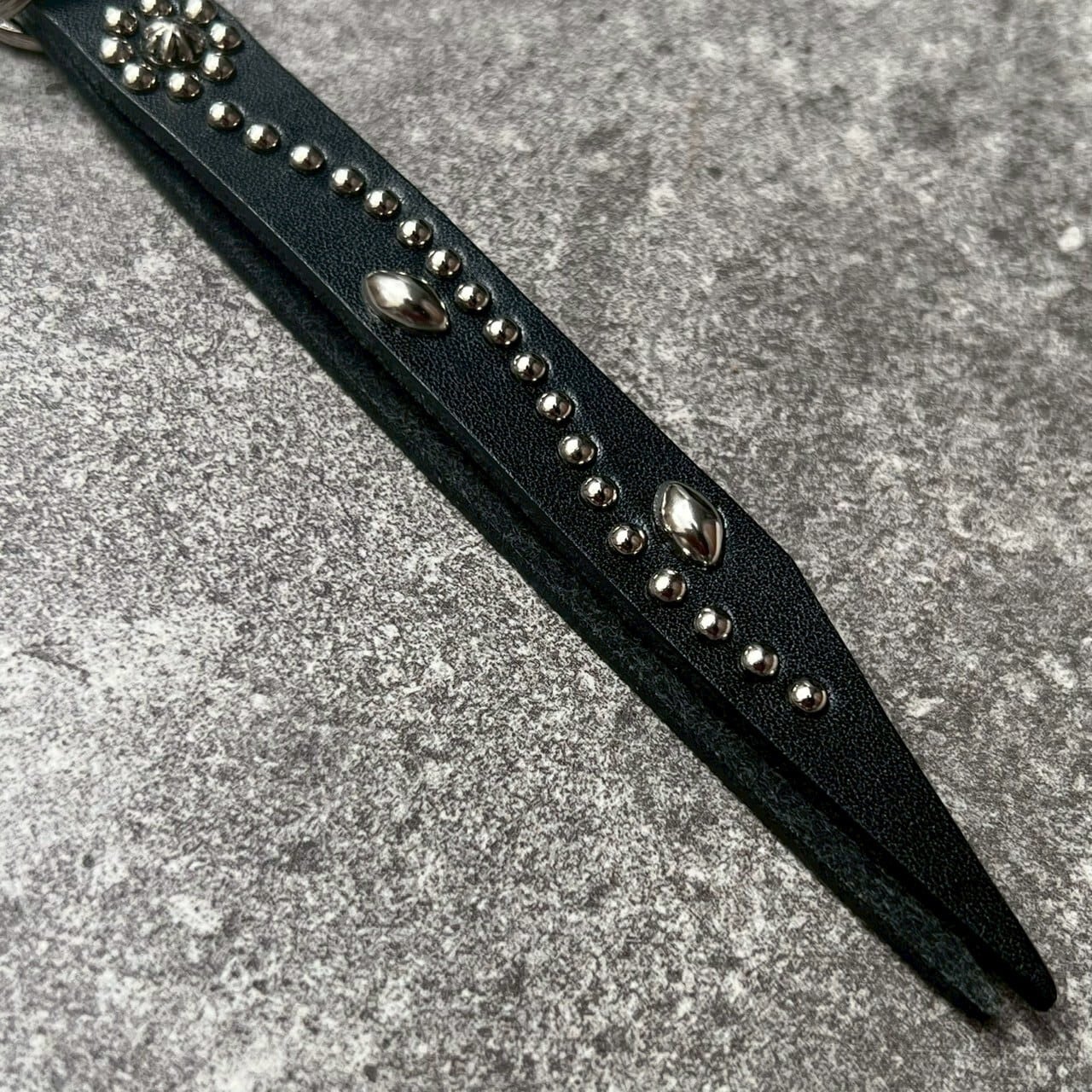 栃木レザー】片面スタッズキーホルダー T20.5-2 | Ace leather