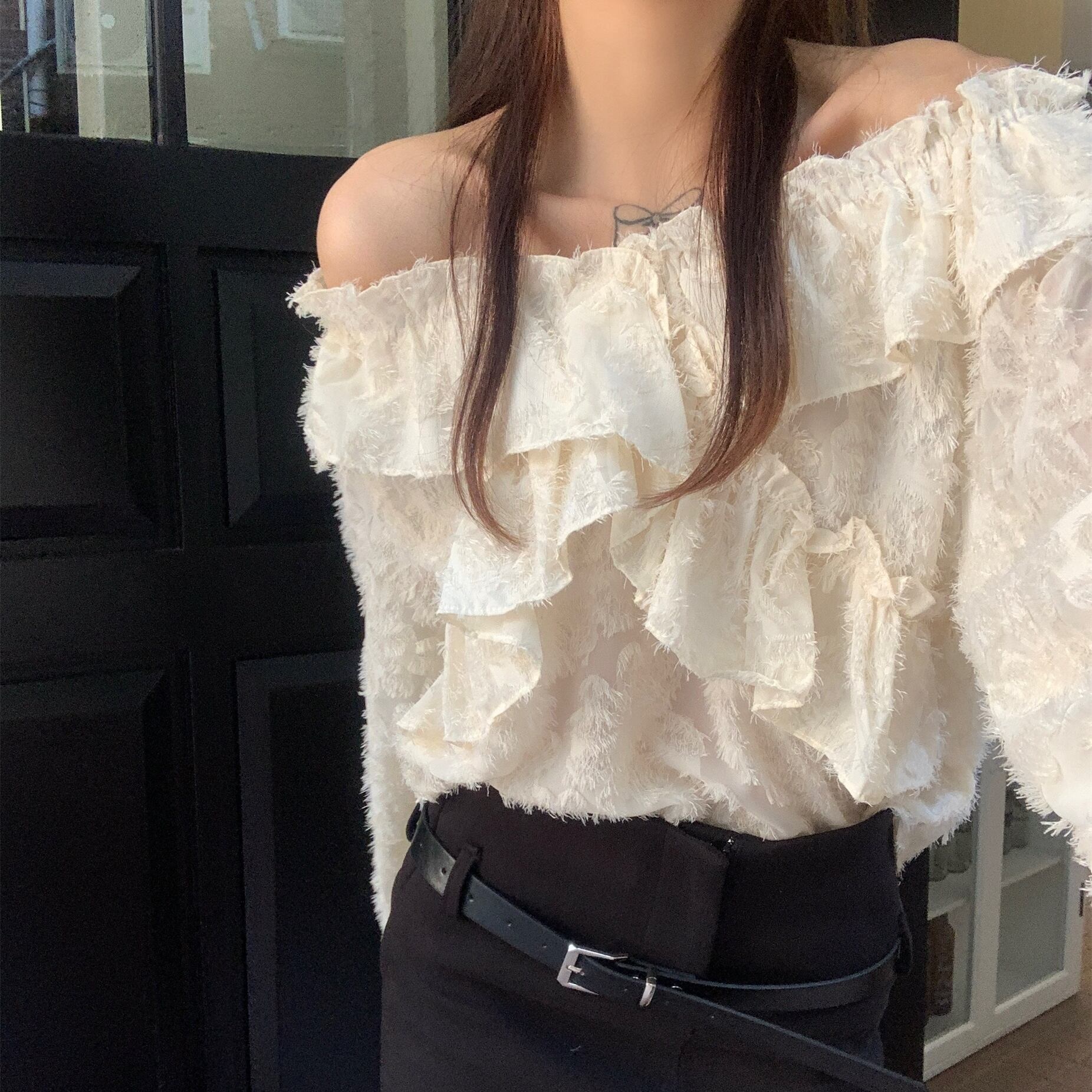 トップス レディース ブラウス 長袖 オフショルダー シャギー 起毛 ボリューム袖 フリル袖 キャンディースリーブ かわいい 大人可愛い エレガント きれいめ 上品 清楚 フェミニン お嬢様 スウィート セクシー ナチュラル こなれ感 ラブリー キュート ガーリー 個性的 リラックス ロマンチック 大人女子 存在感 主役級 女っぽ 無地 デート お出かけ 女子会 リゾート 旅行 街歩き ショッピング フリーサイズ ホワイト 春 秋 冬 10代 20代 30代 ファッション デコルテ インスタ映え 送料無料