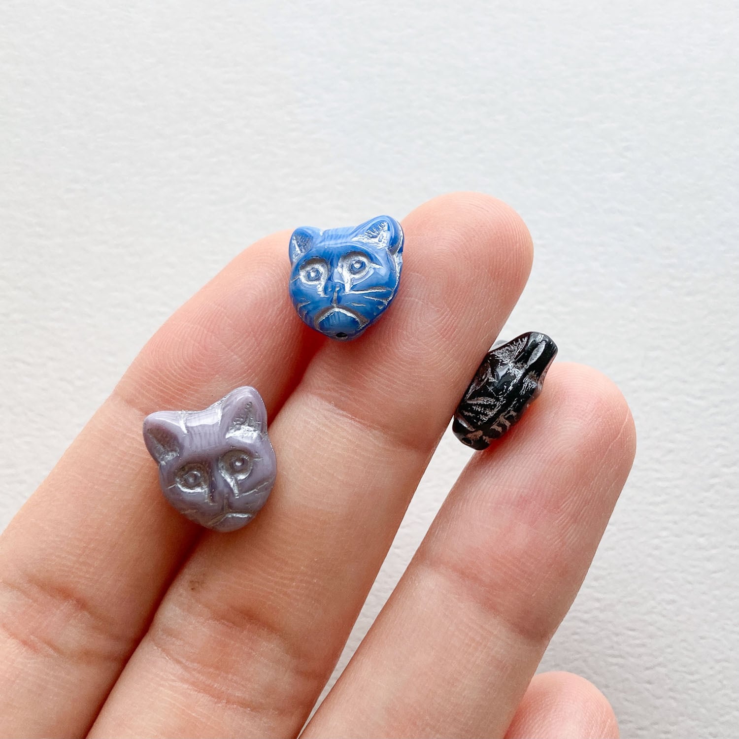 再入荷〉猫顔チェコガラスビーズ（シルバー・12mm） | Dua