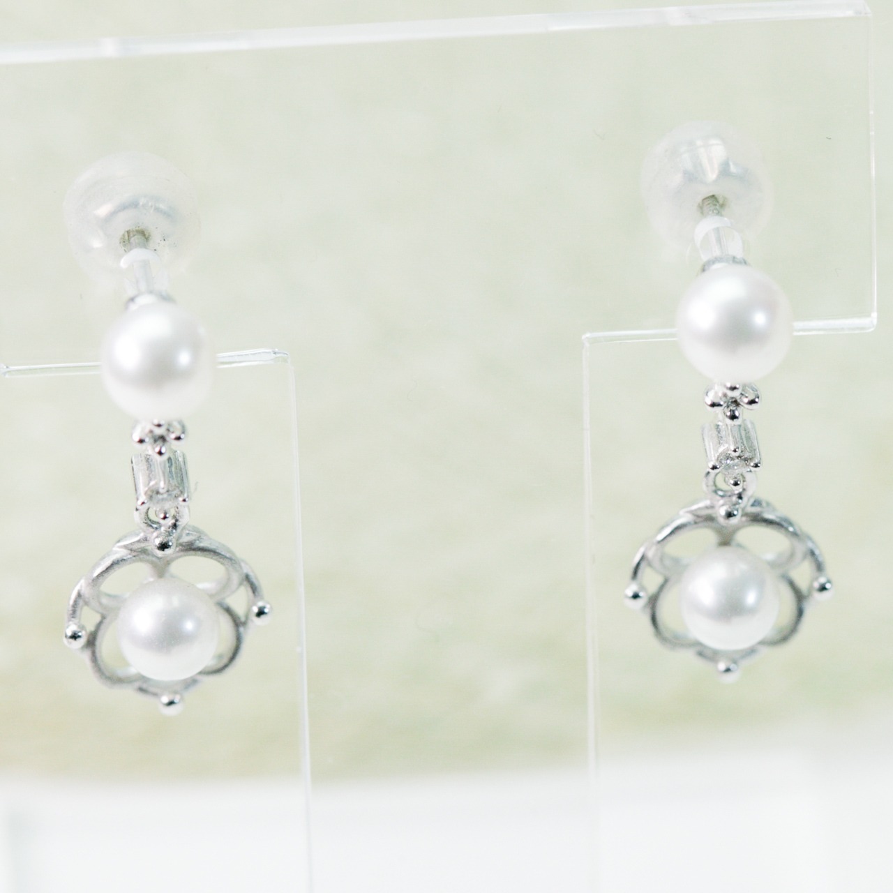 気品あるアコヤパールのピアス　K18WG+ダイヤモンド