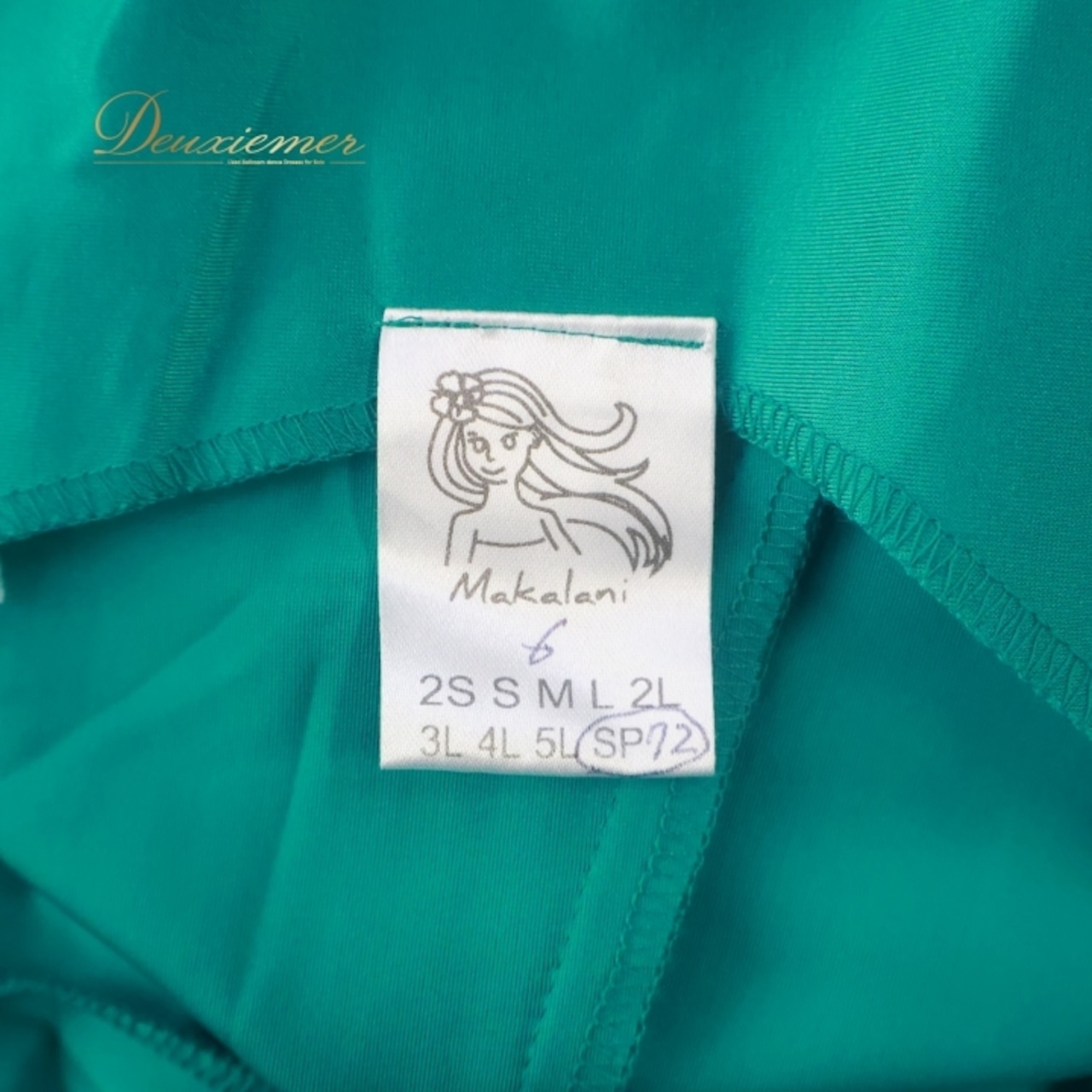 フラダンス 衣装 ワンピース ドレス グリーン系 Makalani 日本製 ハワイアン エメラルドグリーン 緑 アロハ フラ ダンス レッスン 練習 光沢感 華やか 鮮やか かわいい おしゃれ 上品 大人っぽい ワンショルダー フレアスカート 長袖 エレガント シンプル フレイアスカート フラダンス用 ラグジュアリー おしゃれなドレス