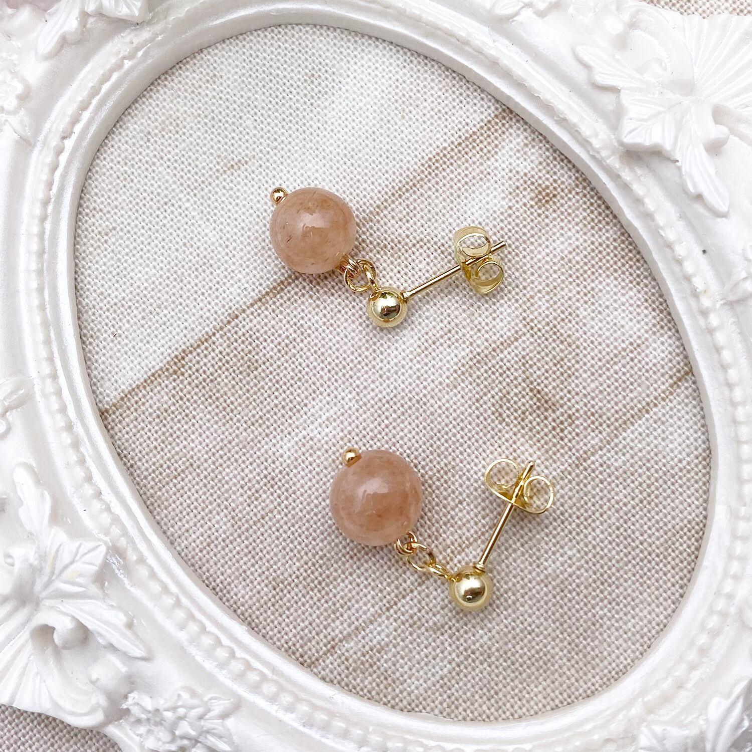 ほんのりキラキラ】天然石サンストーン8mm 18kgp／スタッドピアス