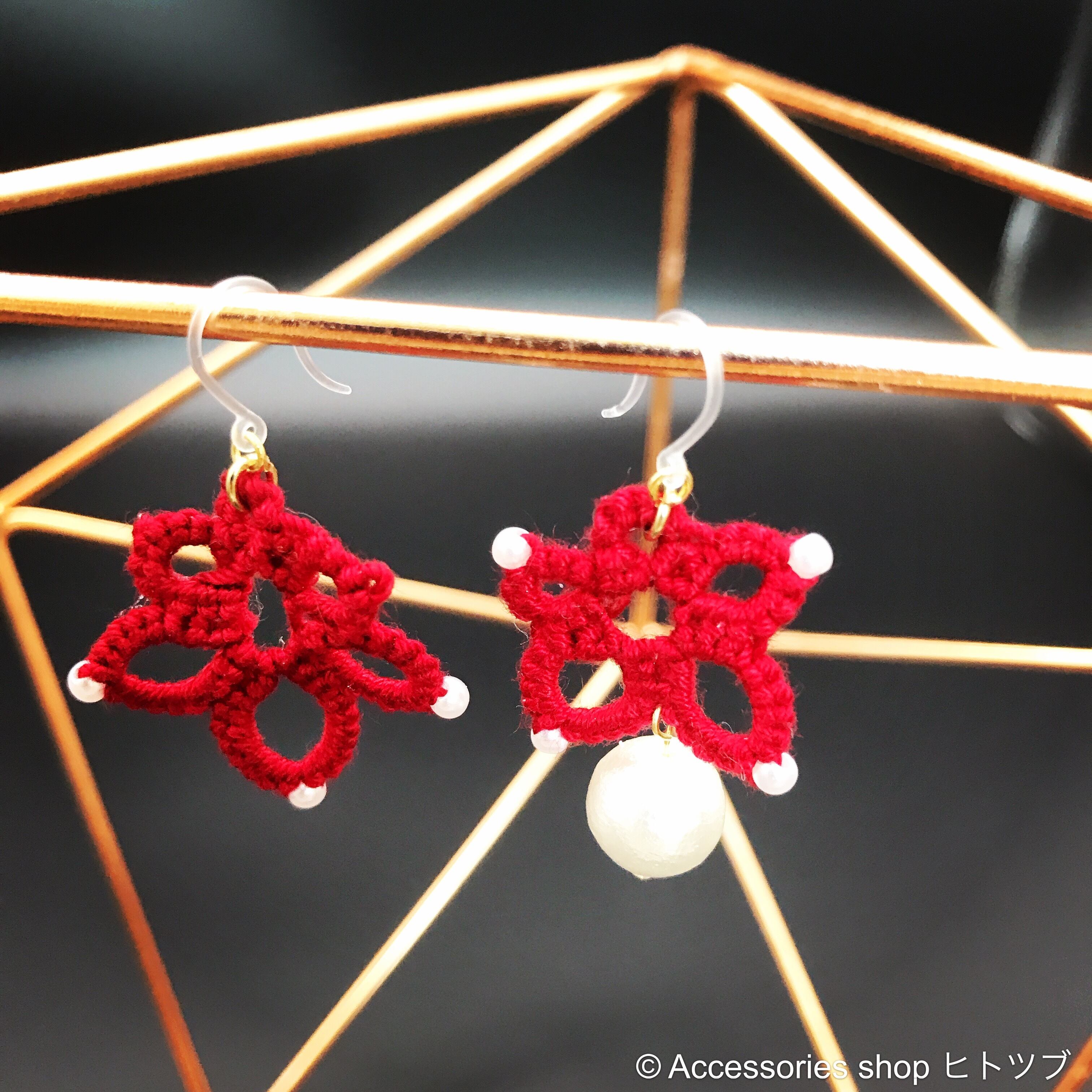 0054:レッド タティングレース アシンメトリー 樹脂フックピアス