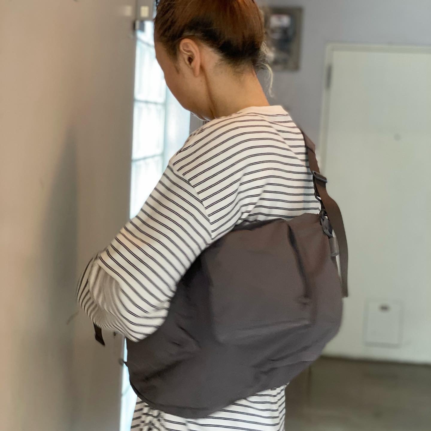 再入荷AMIACALVA(アミアカルヴァ)Spilit Yarn Body bag grey-(F-009
