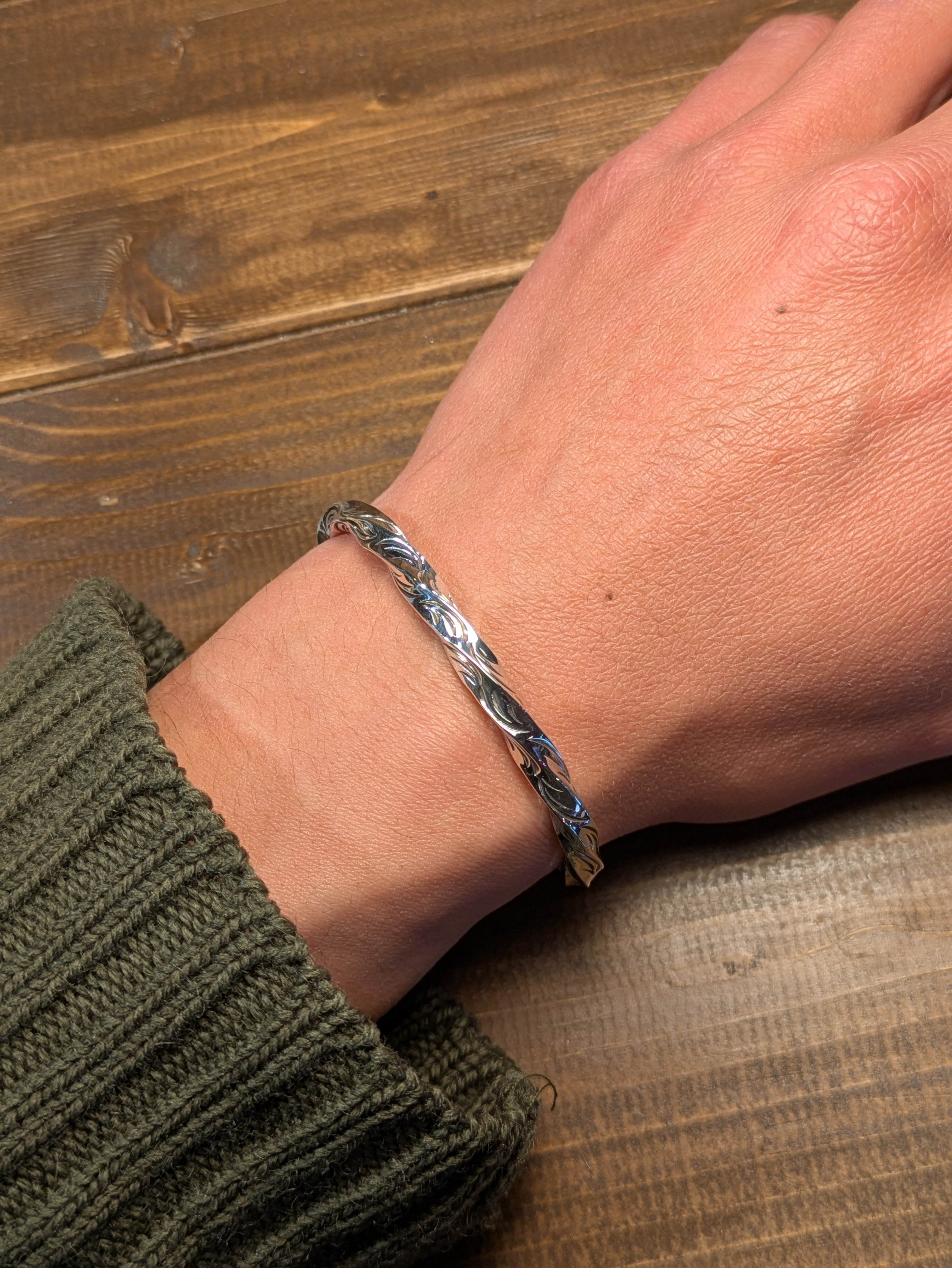 唐草彫りツイストバングル S | 彫金工房アルソミトラ