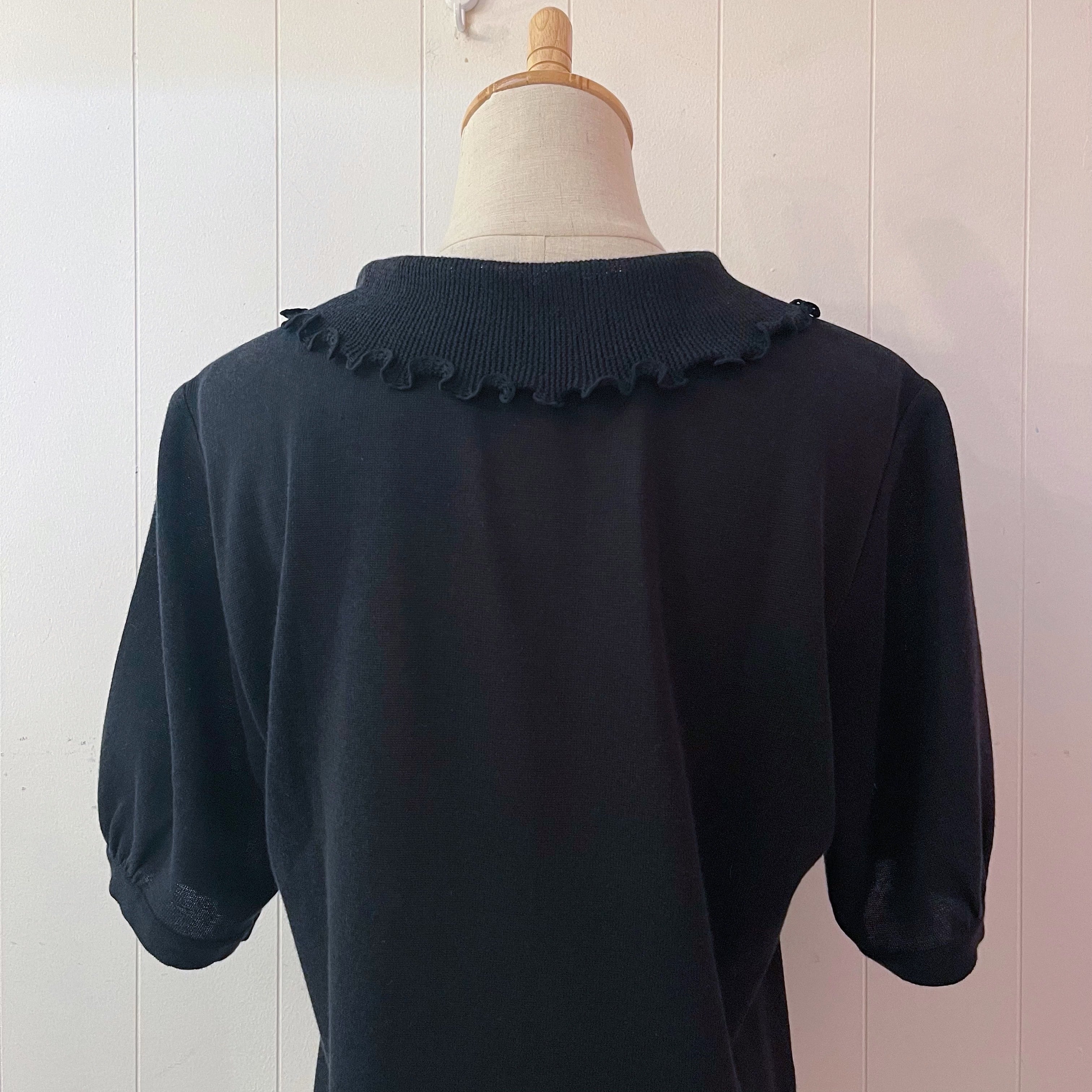 black frill collar knit po
