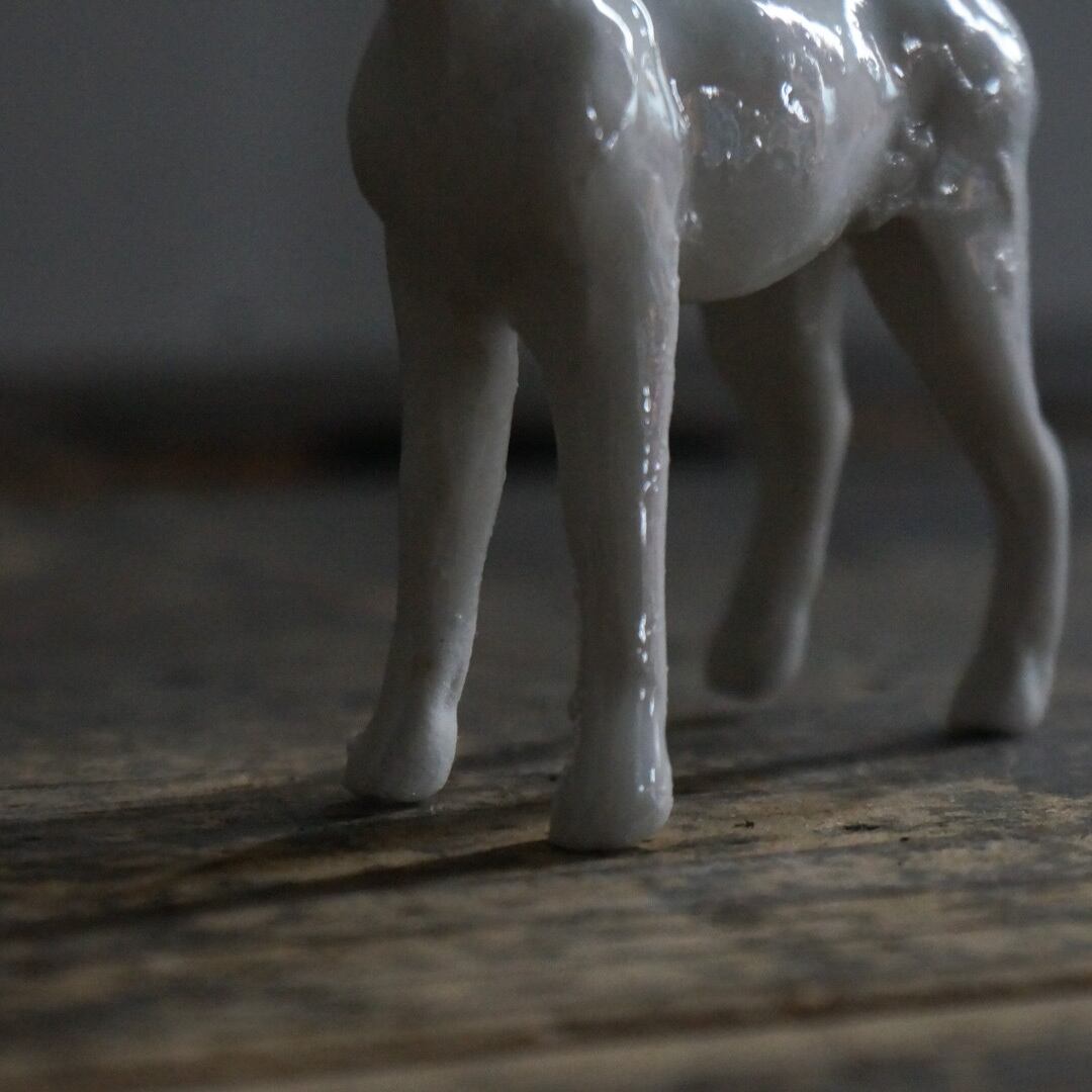 古いベルギー陶器の馬