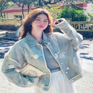 【送料無料】 デニムジャケット アウター 羽織り ショート 長袖 Vネック 襟付き フレア Aライン ブルー 大人カラー ニュアンスカラー 薄手生地 かわいい 大人可愛い 綺麗 シンプル カジュアル 大人 上品 おしゃれ お洒落 大人女子 こなれ感 エレガント コンサバ 定番アイテム 体型カバー フェミニン ガーリー シック 花柄 刺繍 アジアン 春 女性 レディース 30代 40代 デート お出かけ 女子会 お呼ばれ お茶会 授業参観 休日 アウトドア 着回し 普段使い 着痩せ 中国 垢抜け