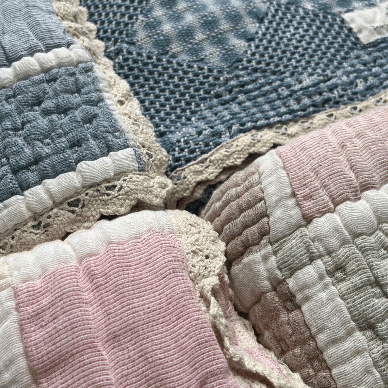 ＜BEBE ORGANIC＞ Mai Blanket パッチワーク ブランケット(Blue Patchwork) - 5