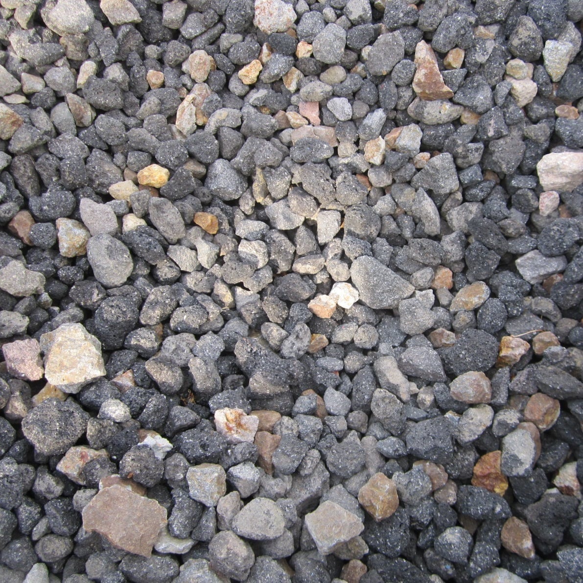 黒系の砂利 浅間石 八丁園