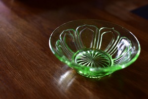 【ヴィンテージ】昭和のプレスガラス、ウランガラスの器【気泡、キズあり】