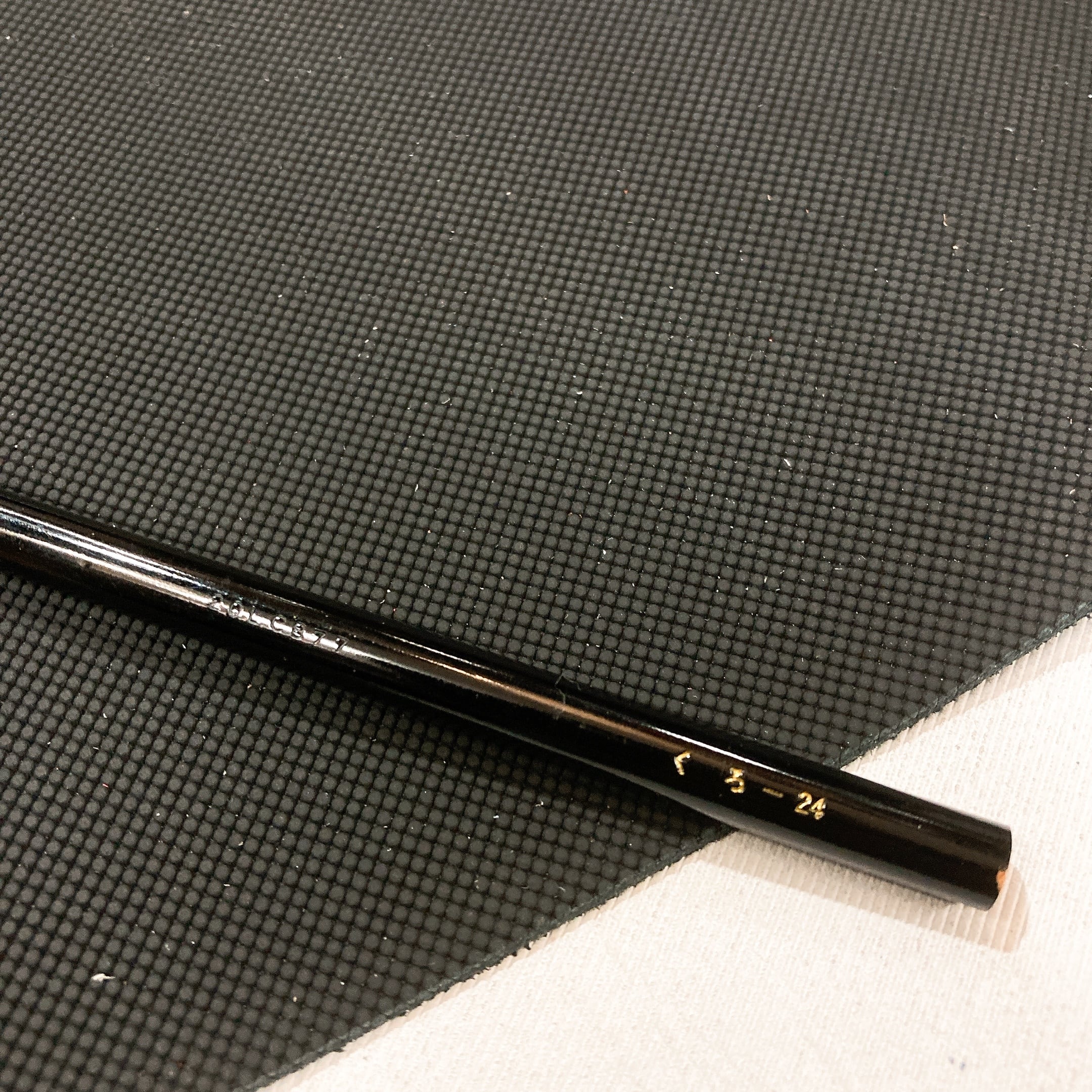 牛革 型押し【くろ】約1.8mm厚 [穴有り] E6D-010 | and leather