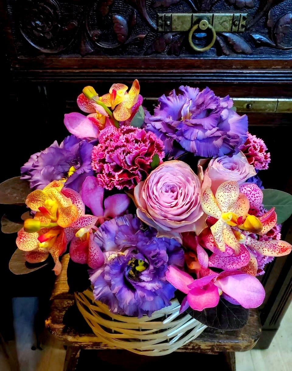 多様な色の花のアレンジメント No.8 母の日フラワーアレンジメント赤色系(Mサイズ