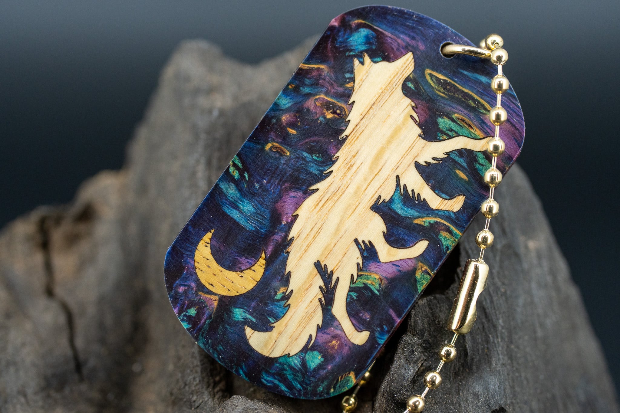 【 北欧の銘木 】マスールバーチ スタビライズウッド ドッグタグ 象嵌 闊歩