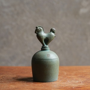 馬が見守る、青銅の呼び鈴