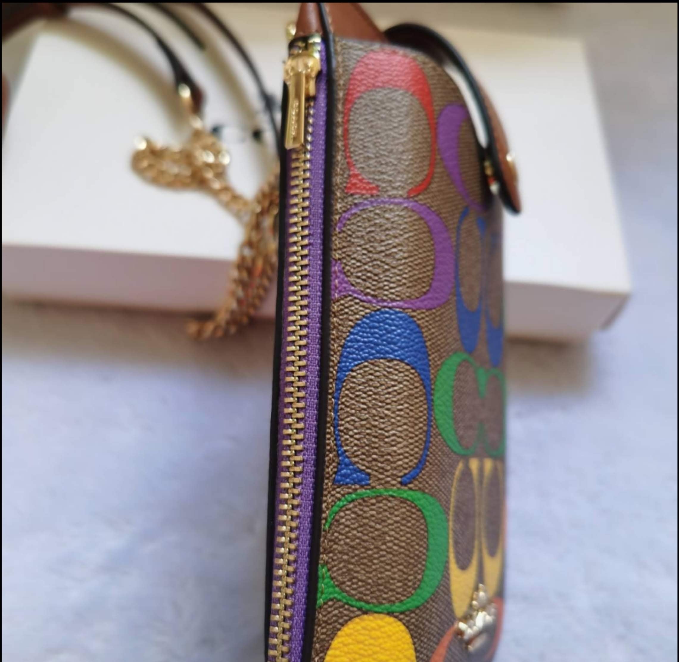 COACH スマホショルダーバッグ カラフル COACH コーチ スマホショルダー レインボー シグネチャー | francore