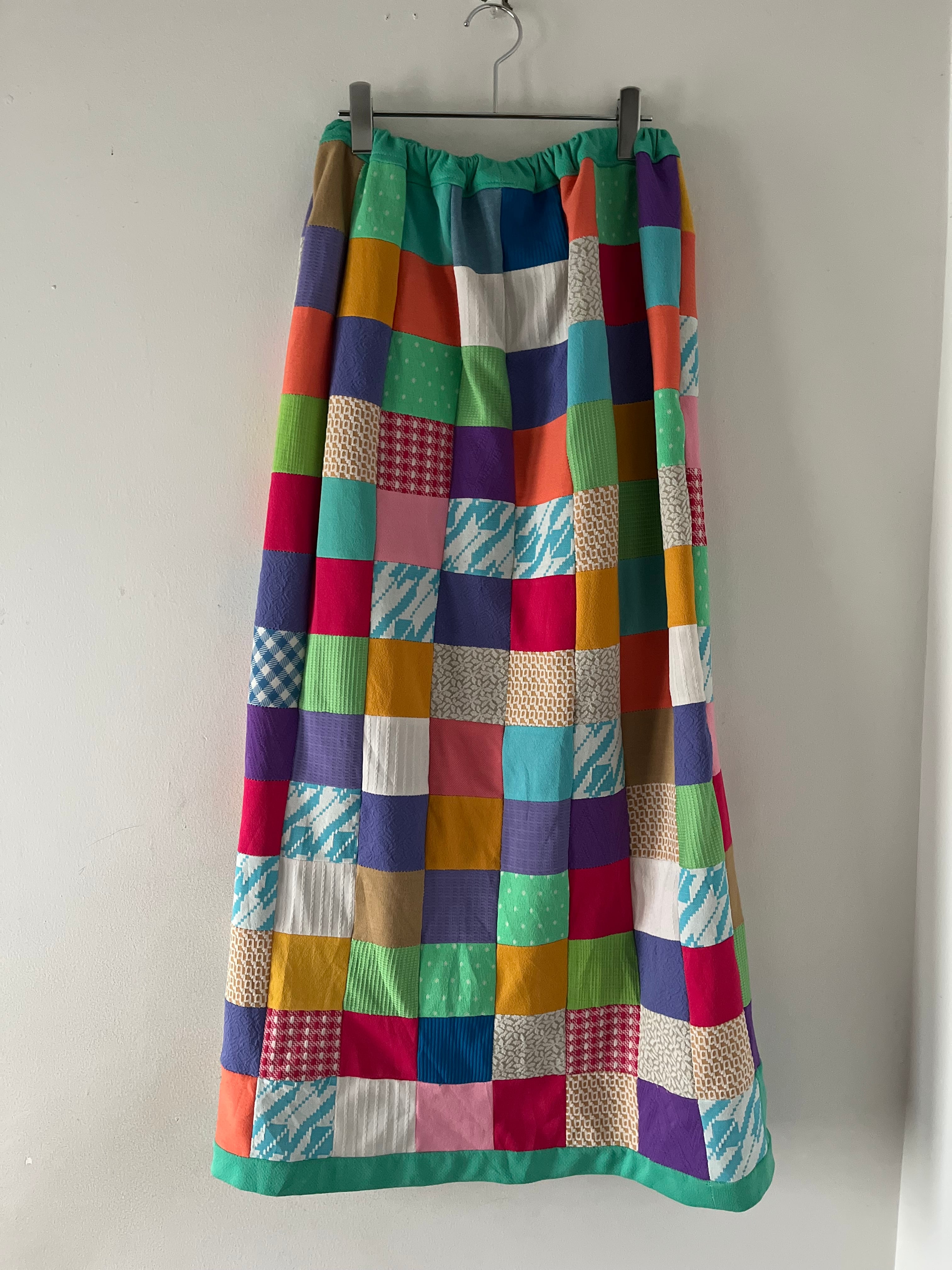 パッチワークが見事なスカート