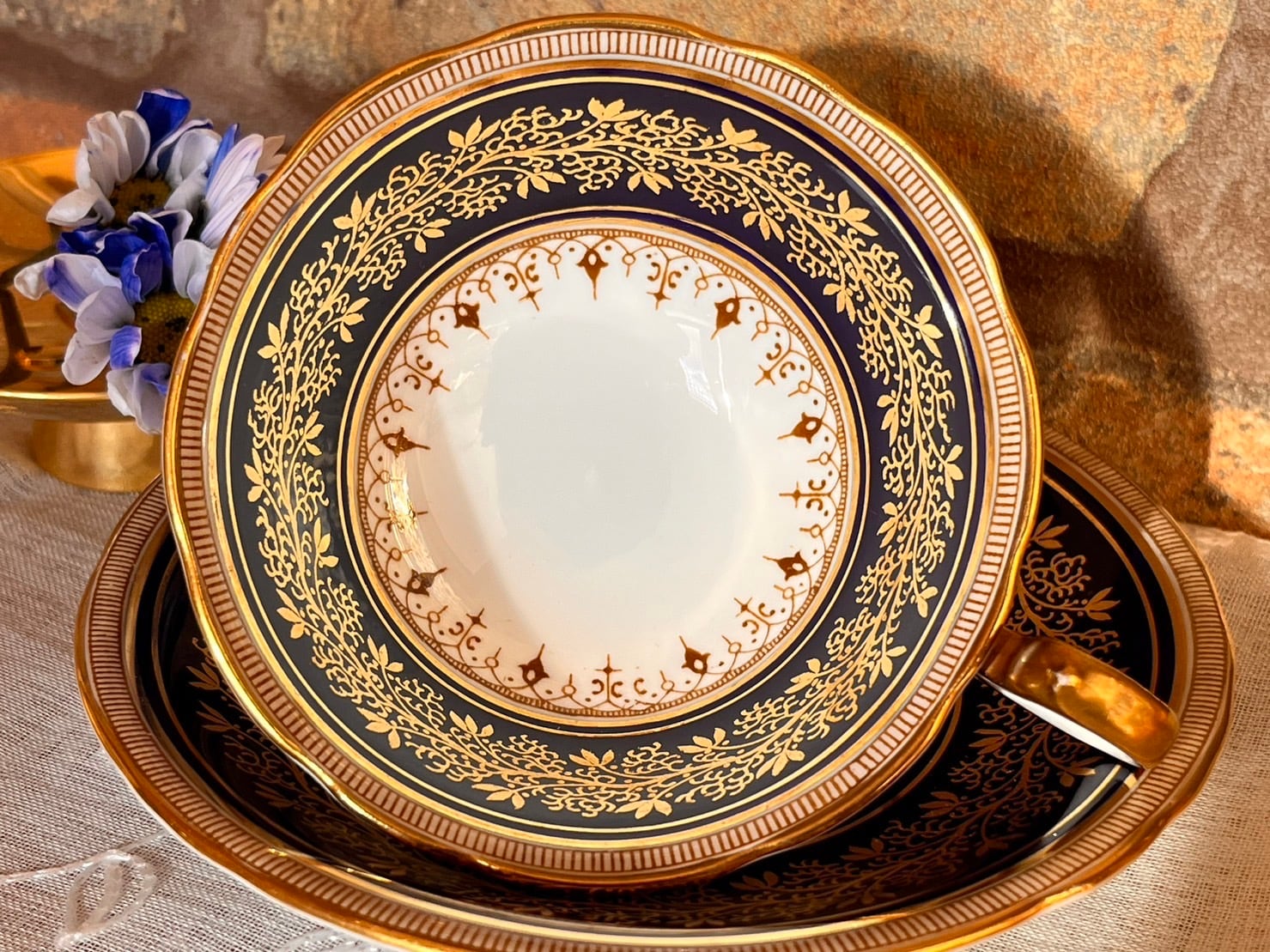エインズレイ コバルトブルーと金彩が美しい カップ&ソーサー