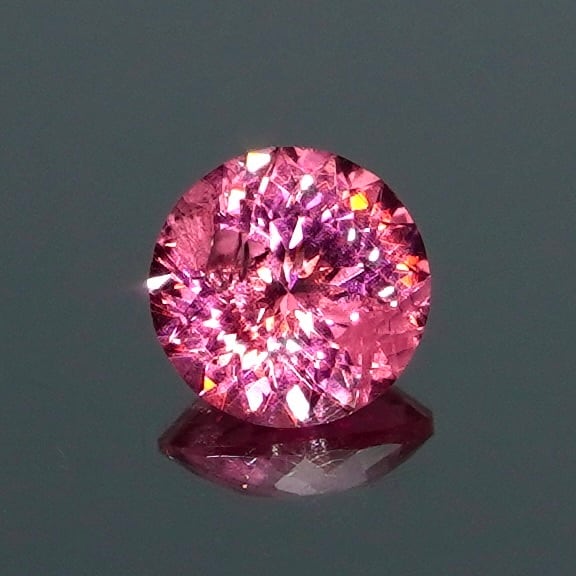【Bright Brilliant Cut™️ 129Facets】色彩が奏でる、光の花弁 0.52ct 天然アヤナスピネル(ピンクスピネル)
