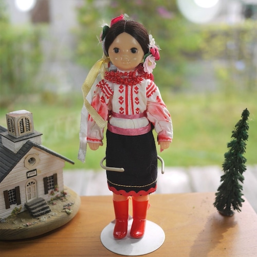 民族衣装人形　赤いネックレス　ウクライナ