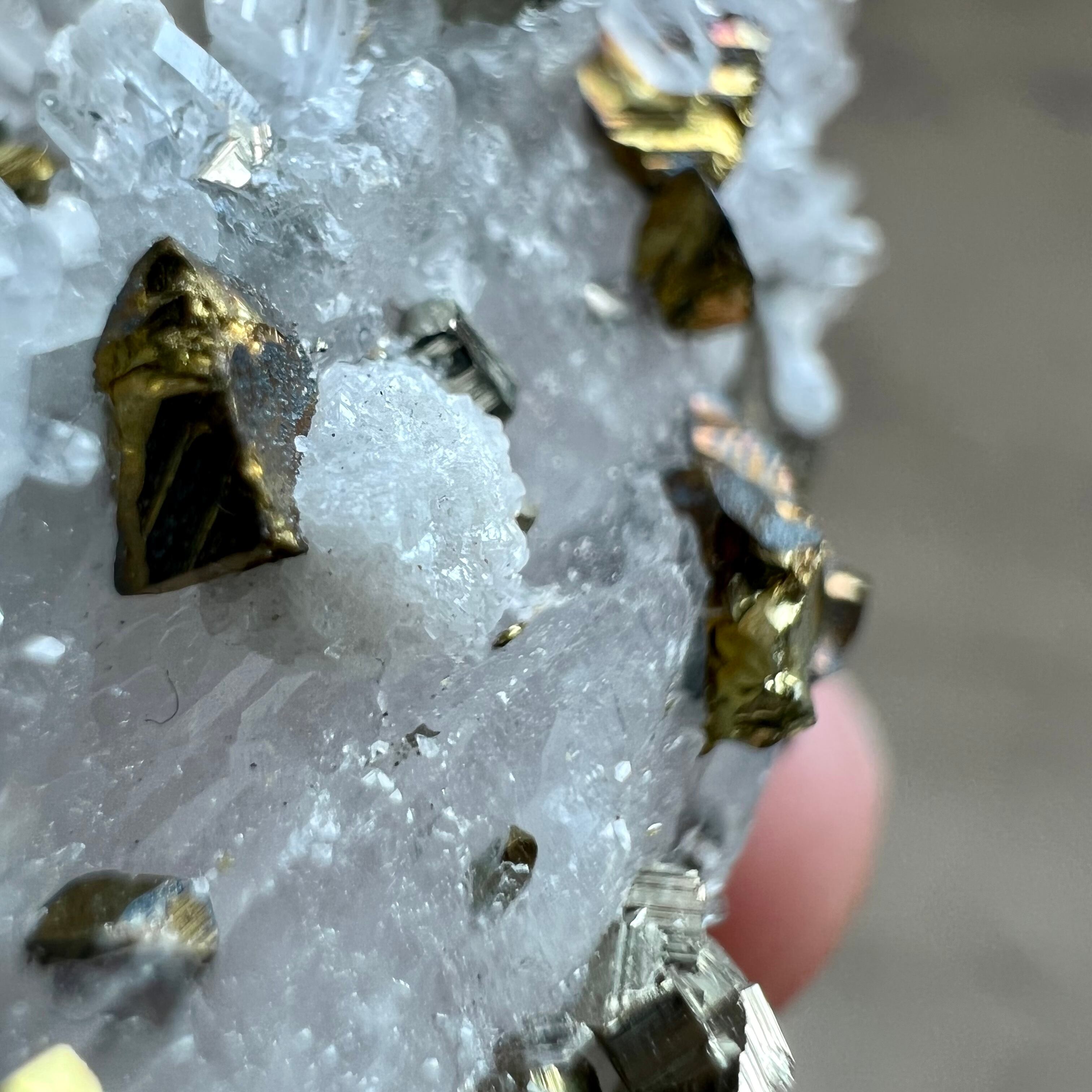 マンガノカルサイト（マンガンカルサイト）、パイライト、水晶共生の