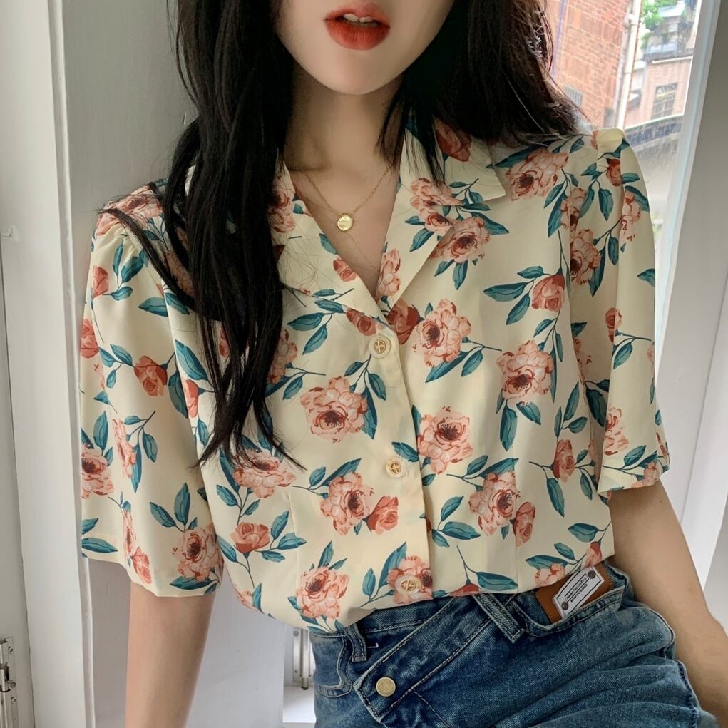 トップス レディース ブラウス シャツ 袖あり 半袖 5分袖 襟付き ピンク系カラー かわいい 大人可愛い カジュアル おしゃれ お洒落 綺麗 おとな ナチュラル ラブリー キュートカジュアル ガーリー 華やか 爽やか 花柄 フラワー OL 学生 デート お出かけ 女子会 休日 アウトドア BBQ キャンプ リゾート ライブ 春 夏 秋 記念日 食事会 ワンサイズ フラワープリント 10代 20代 30代 韓国 韓国系 着回し 普段使い 重ね着 体型カバー 楽ちん 定番 モテ トレンド 送料無料