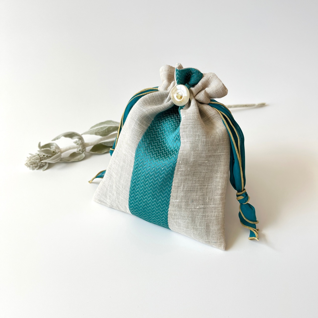 【エクリュ×エメラルドグリーン】リネン×ジョーゼット生地のリボン巾着・画像8