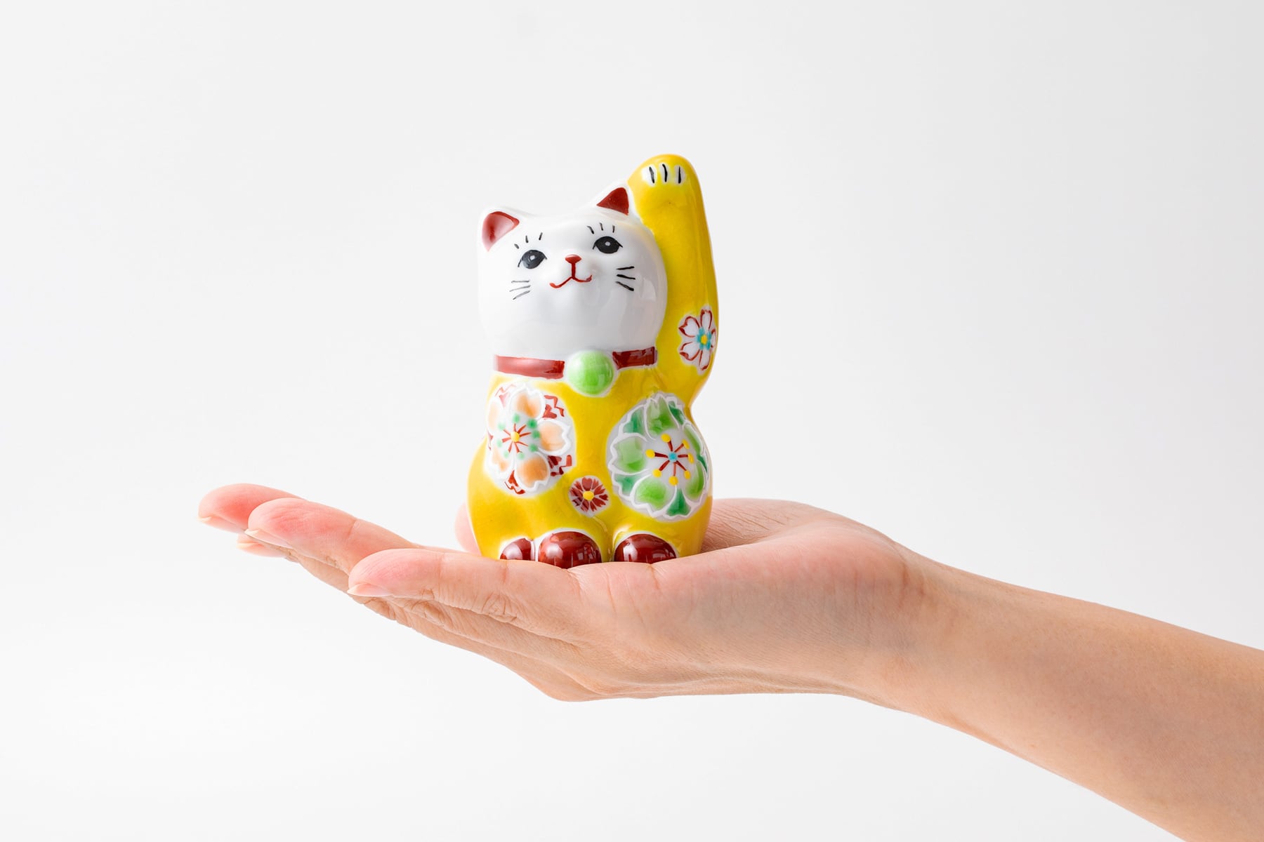 招き猫（左） 重ね桜 イエロー | 虚空蔵窯｜石川県能美市の九谷焼の