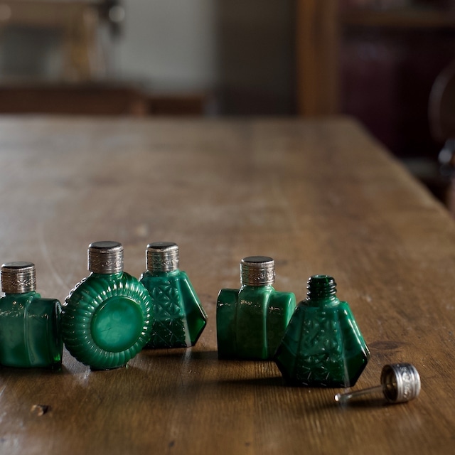 Malachite Perfume Bottle/ マラカイト 香水瓶〈 チェコガラス・オブジェ・ディスプレイ・アンティーク・ヴィンテージ 〉