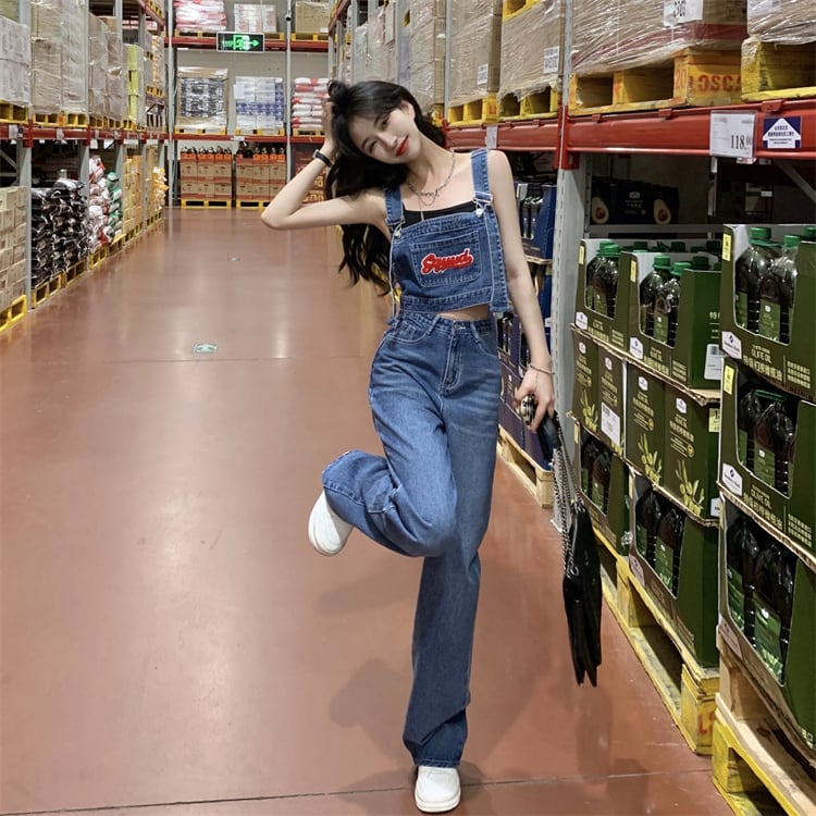 カジュアル レトロ ガーリー デニム セットアップ レディース ツーピース オールインワン風 サロペット風 トップス ロゴ キャミソール ノースリーブ ミニ丈 クロップド ボトムス ワイドレッグ ストレート ジーンズ デニムブルー スタイルアップ 脚長効果 おしゃれ 男ウケ
