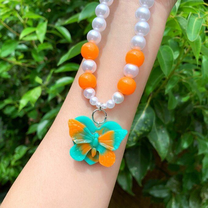 サイケな蝶々ネックレス │ グリーンとオレンジ | mahotaira │ レジン