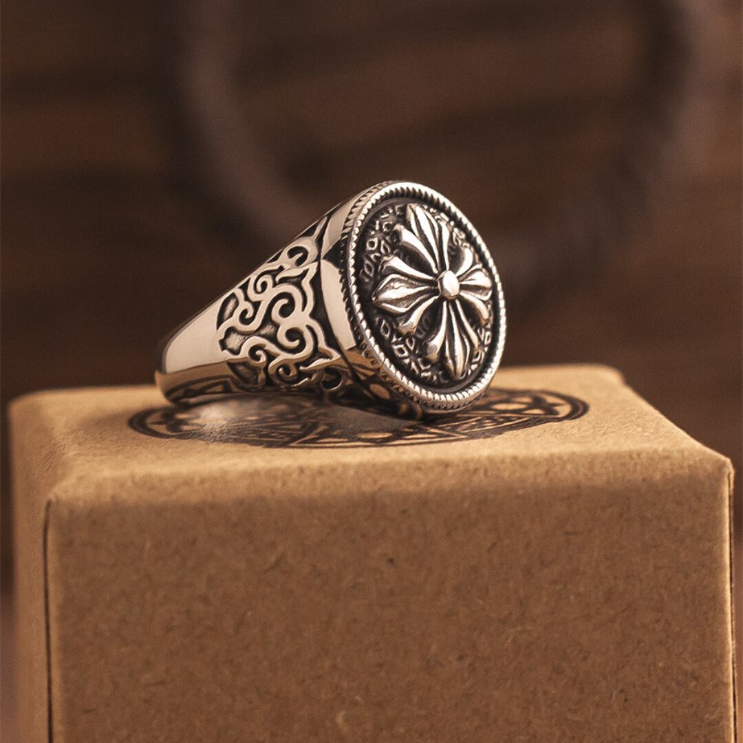 signet ring featuring an embossed cross-flower (GV494)