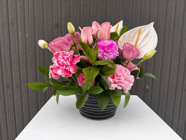 【地方発送・市内配達用】愛らしさと上品さを兼ね備えた、ピンクのフラワーアレンジメント